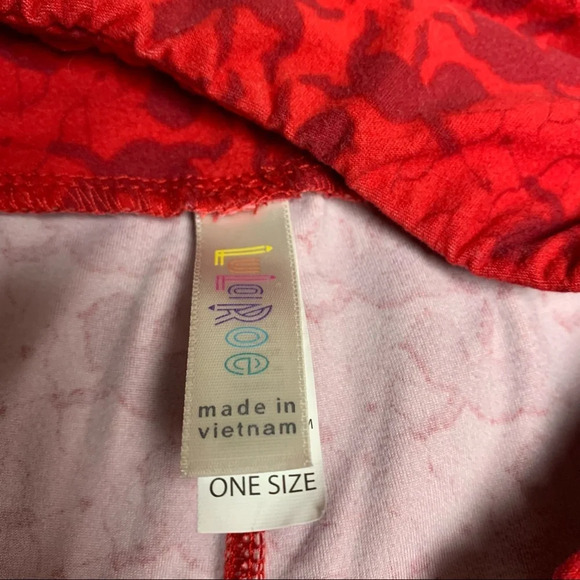 LuLaRoe Cupid patterned one size leggings red - Picture 3 of 8